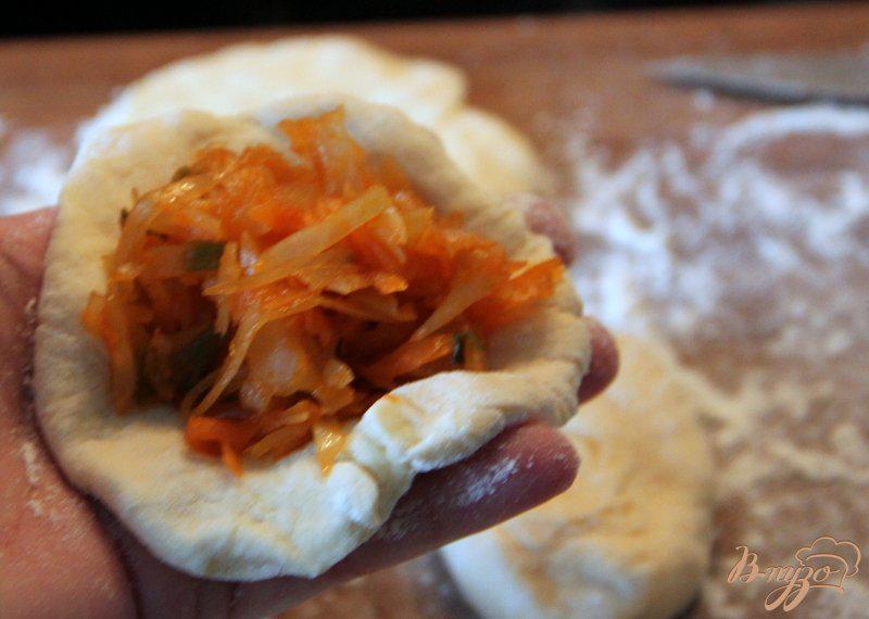 Фото приготовление рецепта: Жареные творожные пирожки с капустой шаг №6