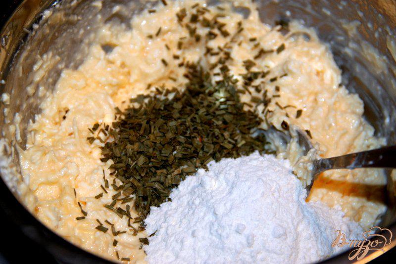 Фото приготовление рецепта: Сырные оладьи шаг №3
