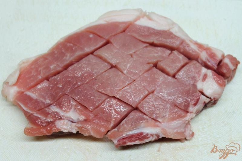 Фото приготовление рецепта: Свиная корейка запеченная с чесноком и картофелем шаг №1