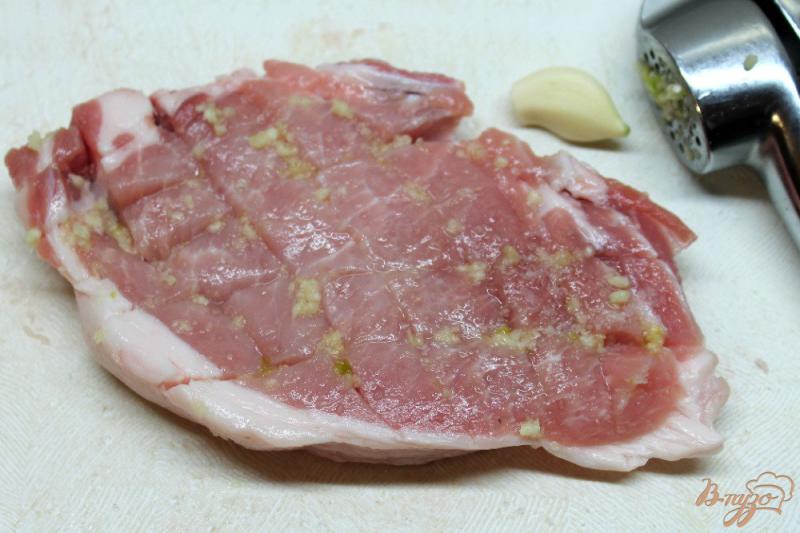Фото приготовление рецепта: Свиная корейка запеченная с чесноком и картофелем шаг №2