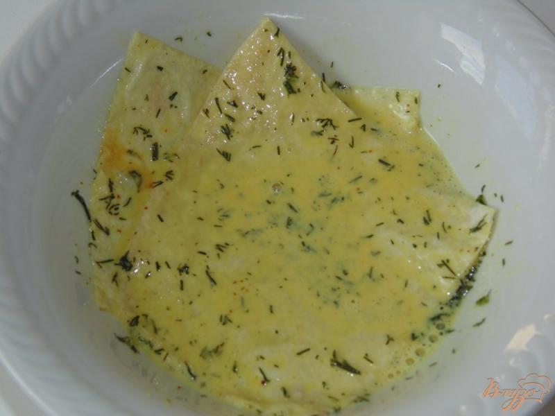 Фото приготовление рецепта: Яичные гренки из армянского лаваша шаг №3