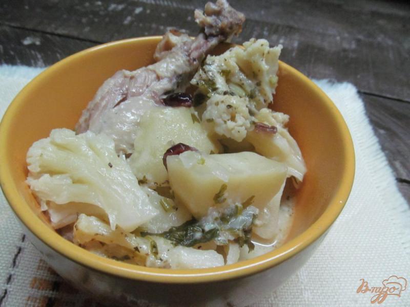 Фото приготовление рецепта: Рагу из курицы с картофелем и цветной капустой шаг №6