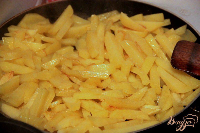 Фото приготовление рецепта: Жареный картофель с ароматной  заправкой шаг №1