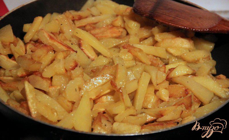 Фото приготовление рецепта: Жареный картофель с ароматной  заправкой шаг №5