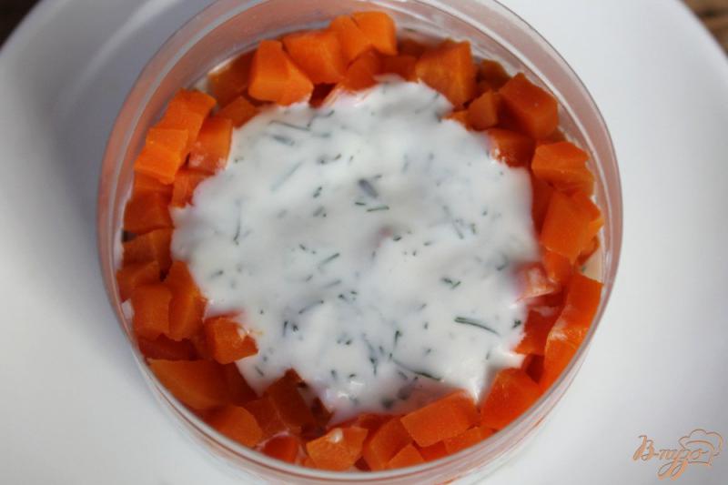 Фото приготовление рецепта: Слоеный салат из картофеля, моркови, соленого огурца и яиц. шаг №5