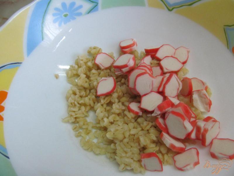 Фото приготовление рецепта: Салат из крабовых палочек с бургуром шаг №2