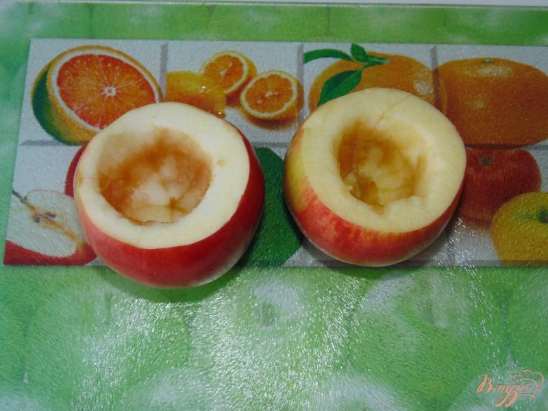 Фото приготовление рецепта: Яблоки запеченные с творогом и грецкими орехами шаг №2