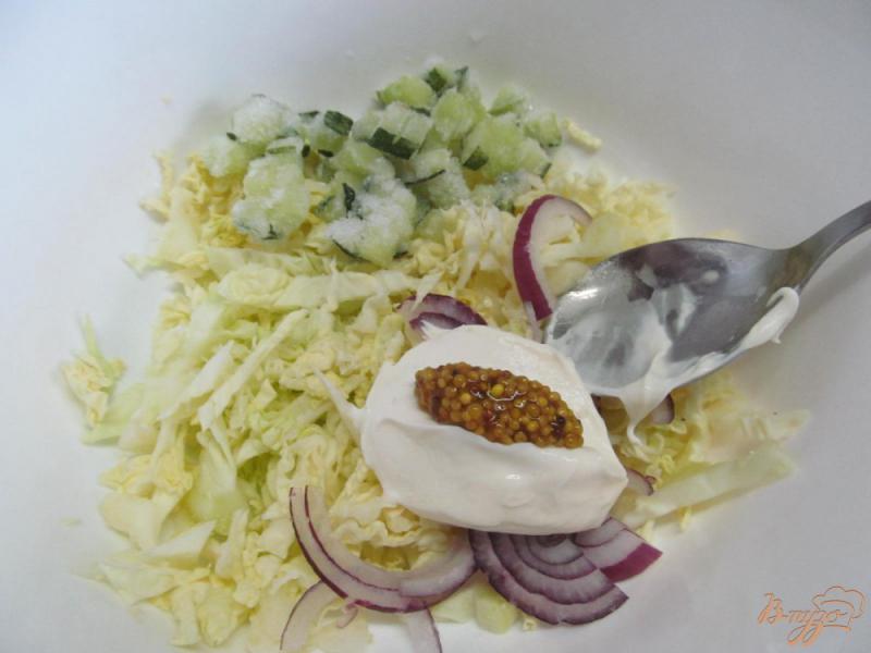 Фото приготовление рецепта: Закуска из мясных рулетов на салате шаг №5