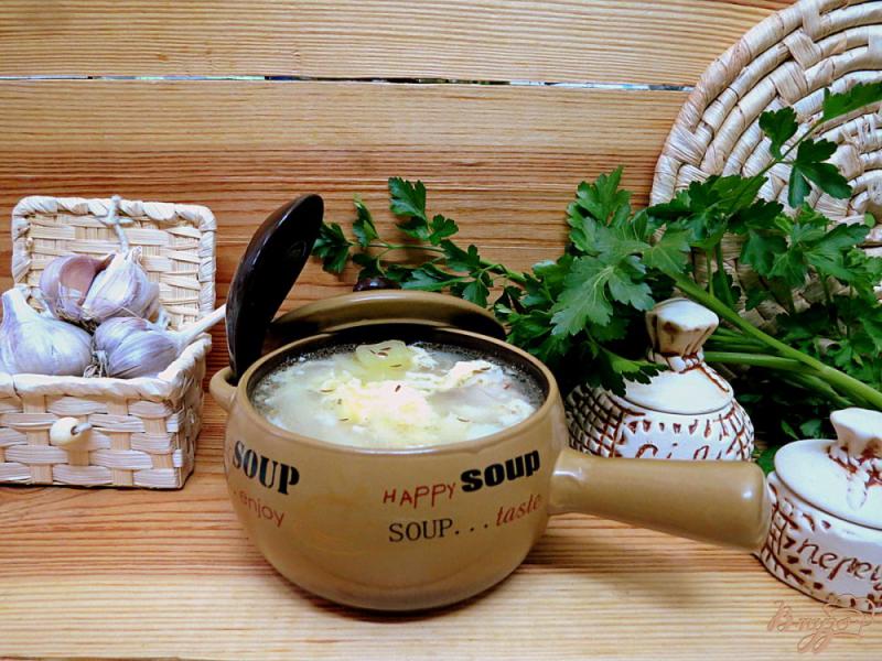 Фото приготовление рецепта: Чеснечка - чешский чесночный суп (Česnečka) шаг №9