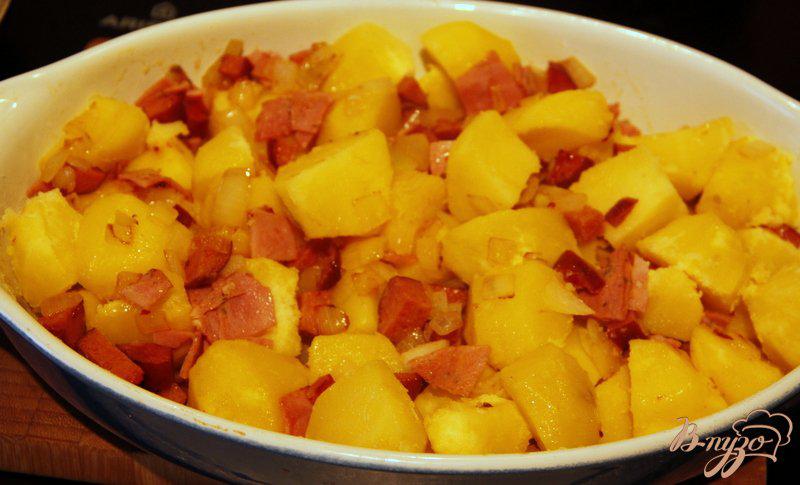 Фото приготовление рецепта: Картофельная запеканка с копчеными колбасками под сырным соусом раклет шаг №5