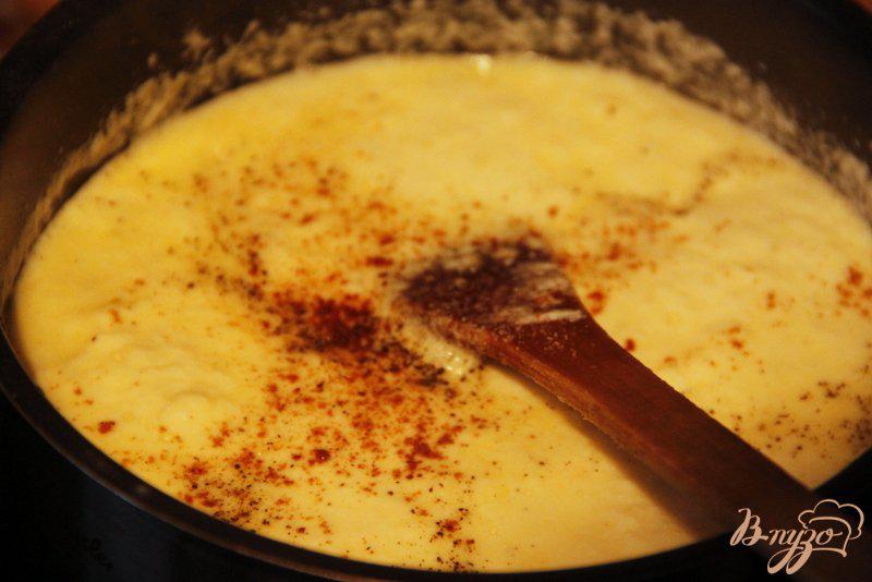 Фото приготовление рецепта: Картофельная запеканка с копчеными колбасками под сырным соусом раклет шаг №3