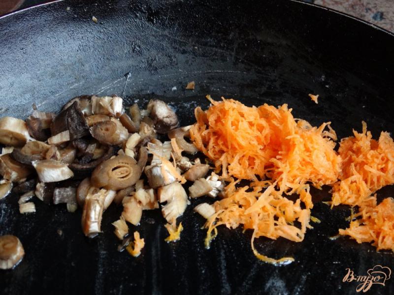 Фото приготовление рецепта: Шампиньоны фаршированные булгуром с морковью шаг №3