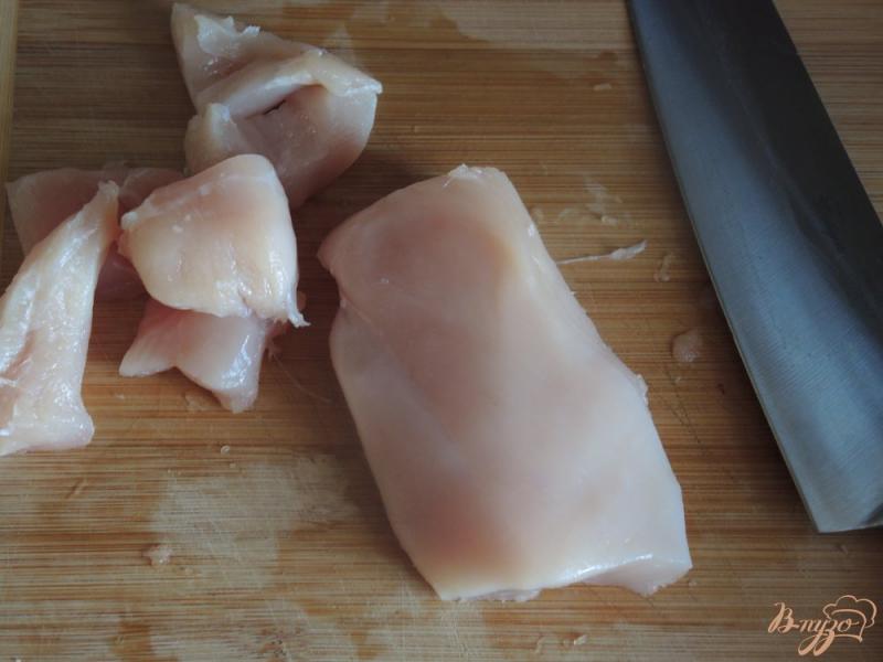 Фото приготовление рецепта: Куриная грудка с брокколи в сливках шаг №1