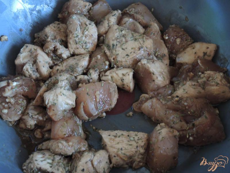 Фото приготовление рецепта: Куриная грудка с брокколи в сливках шаг №5