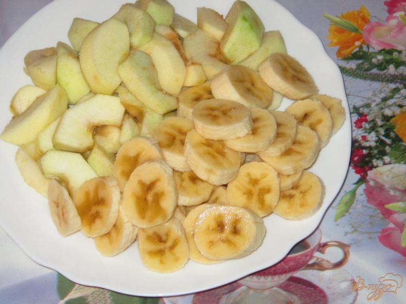 Фото приготовление рецепта: Яблочно-банановый пирог шаг №5