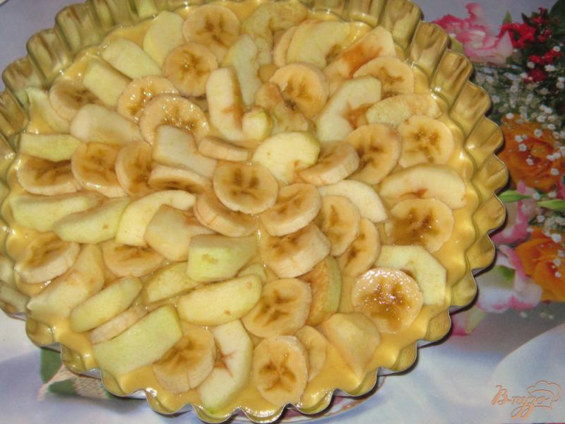 Фото приготовление рецепта: Яблочно-банановый пирог шаг №6