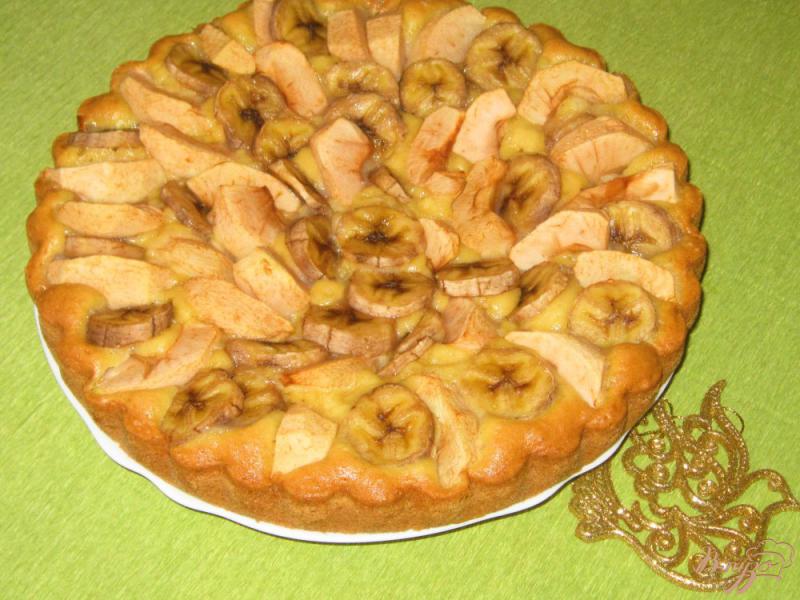 Фото приготовление рецепта: Яблочно-банановый пирог шаг №7