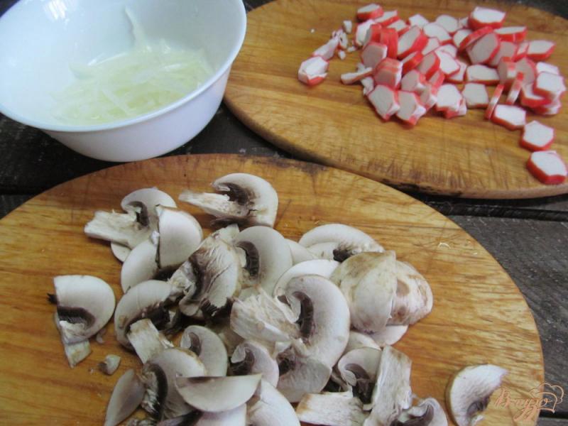 Фото приготовление рецепта: Салат из крабовых палочек с грибами шаг №2