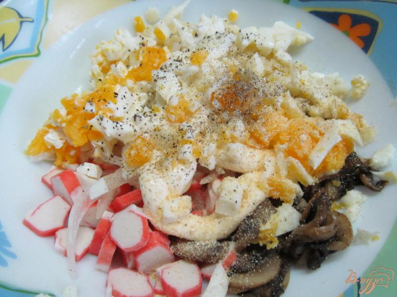 Фото приготовление рецепта: Салат из крабовых палочек с грибами шаг №6