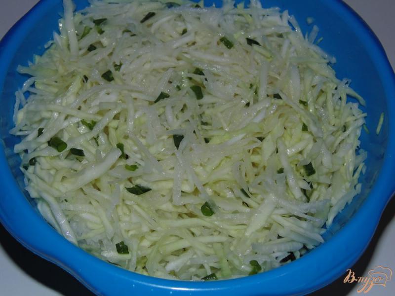 Фото приготовление рецепта: Капустный салат с дайконом и корнем сельдерея шаг №6