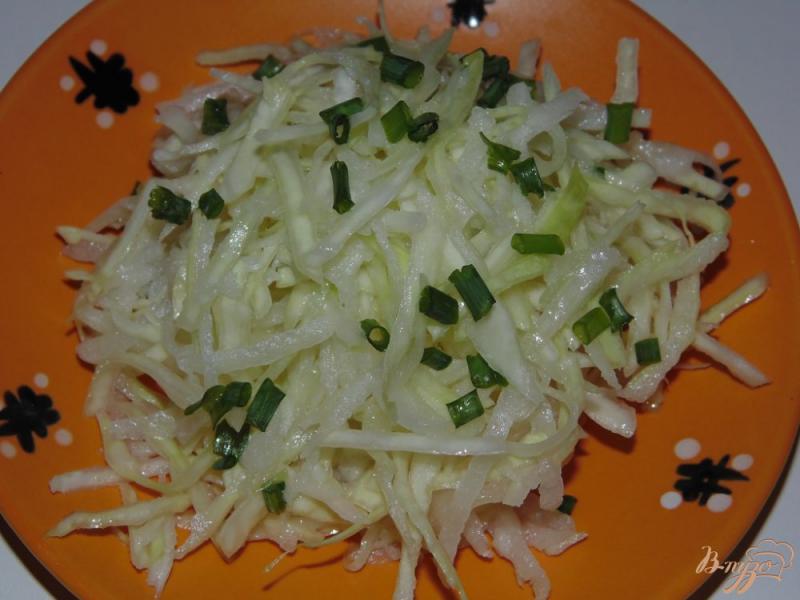 Фото приготовление рецепта: Капустный салат с дайконом и корнем сельдерея шаг №7