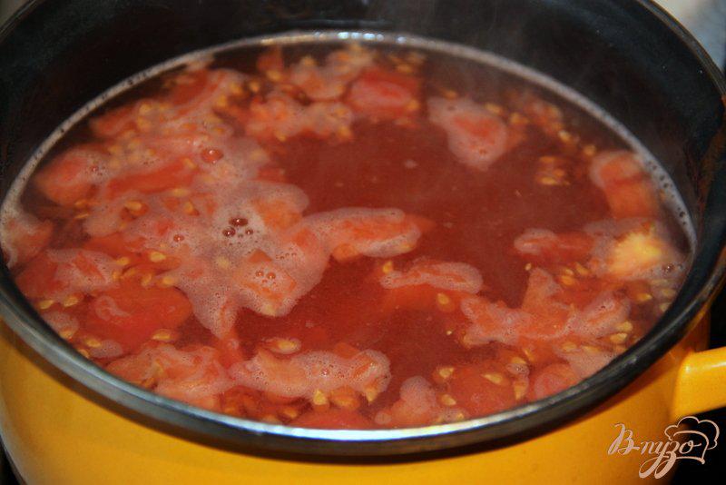 Фото приготовление рецепта: Быстрый томатный суп с вермишелью шаг №2