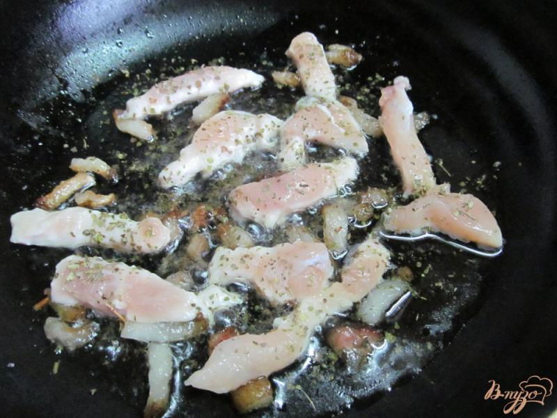 Фото приготовление рецепта: Курица с пшеном и помидором шаг №3