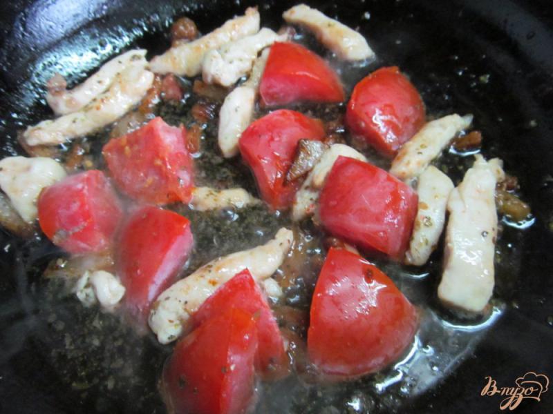 Фото приготовление рецепта: Курица с пшеном и помидором шаг №4