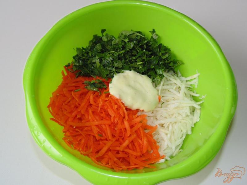 Фото приготовление рецепта: Морковный салат с корнем сельдерея шаг №4