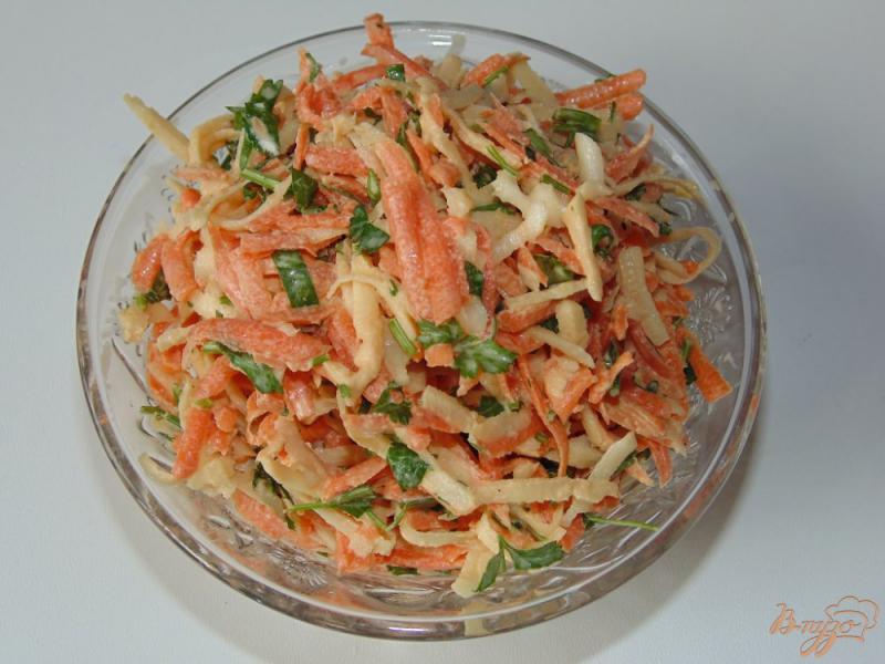 Фото приготовление рецепта: Морковный салат с корнем сельдерея шаг №5
