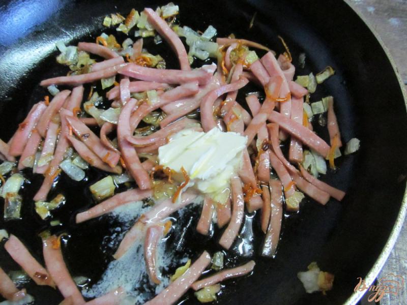 Фото приготовление рецепта: Блинчики фаршированные шпинатом сыром и колбасой шаг №4