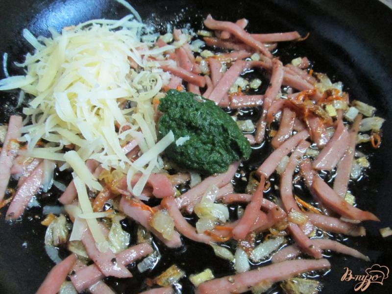 Фото приготовление рецепта: Блинчики фаршированные шпинатом сыром и колбасой шаг №6