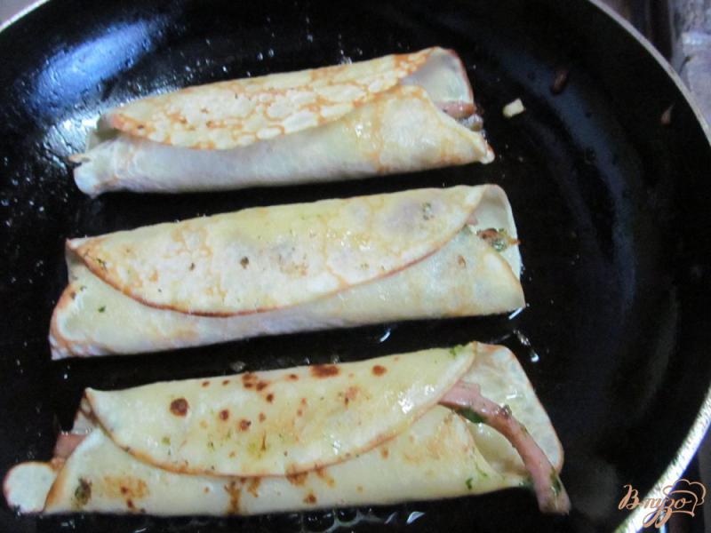 Фото приготовление рецепта: Блинчики фаршированные шпинатом сыром и колбасой шаг №8