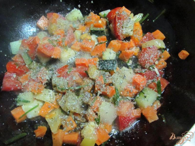 Фото приготовление рецепта: Овощи на баклажане шаг №5