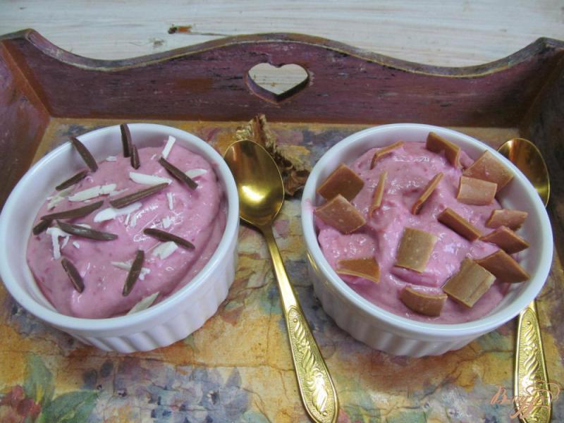 Фото приготовление рецепта: Десерт из малины с творогом и белым шоколадом шаг №5