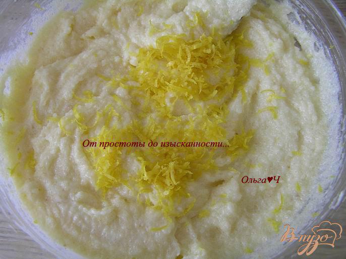 Фото приготовление рецепта: Пирог со сливами и цедрой лимона шаг №2
