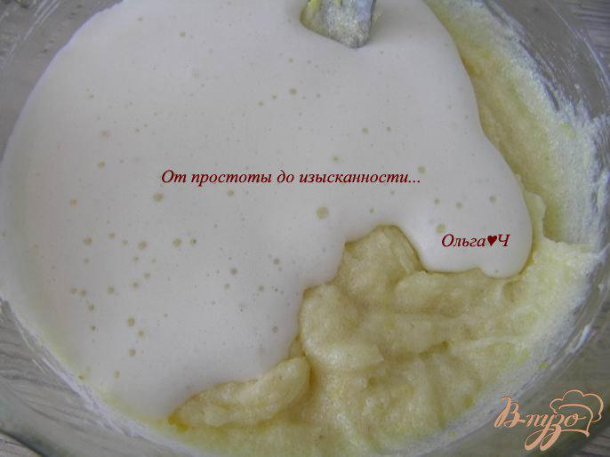 Фото приготовление рецепта: Пирог со сливами и цедрой лимона шаг №3