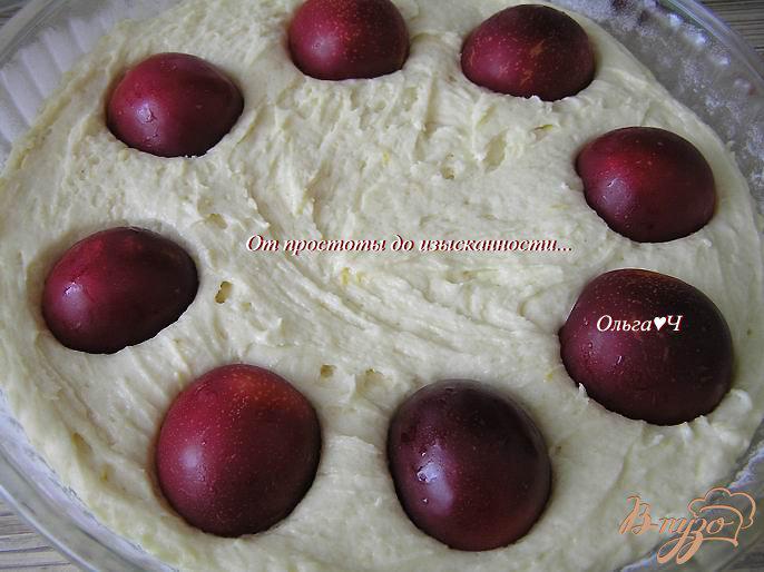 Фото приготовление рецепта: Пирог со сливами и цедрой лимона шаг №5