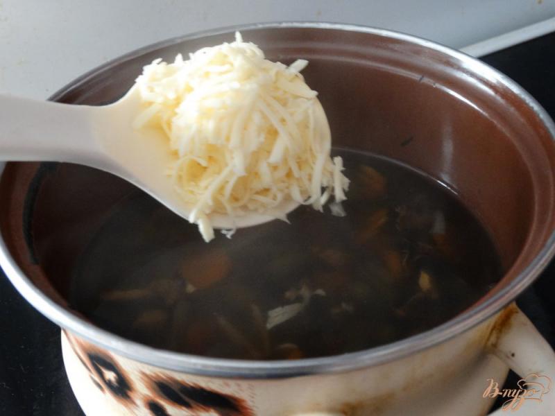 Фото приготовление рецепта: Суп со стручковой фасолью и грибами шаг №6