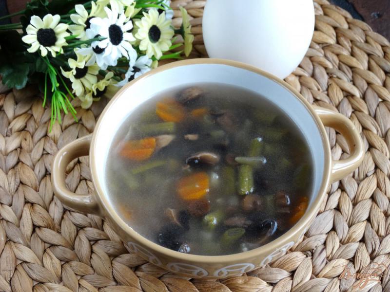 Фото приготовление рецепта: Суп со стручковой фасолью и грибами шаг №7