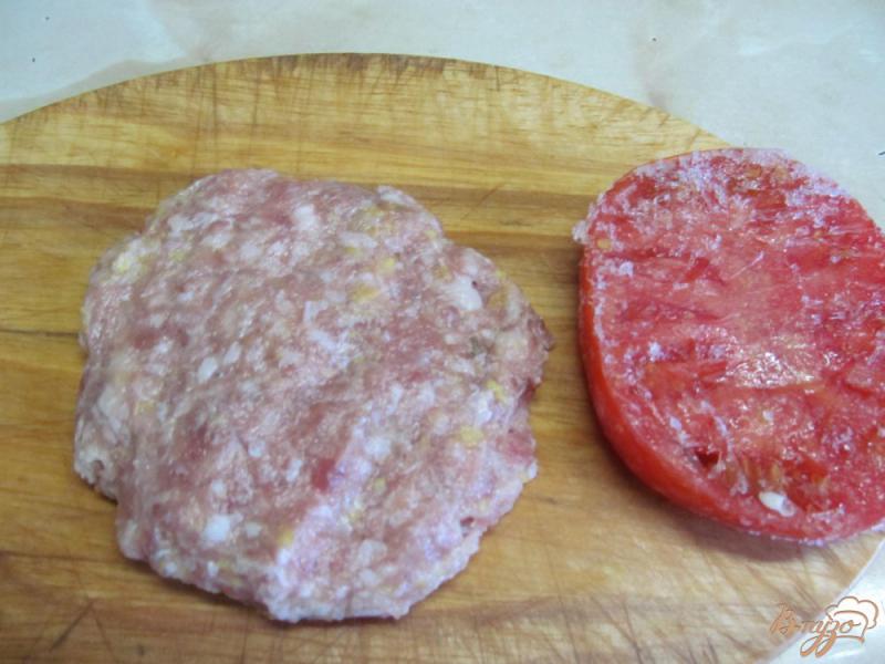 Фото приготовление рецепта: Сэндвич с котлетой помидором и грушей шаг №1
