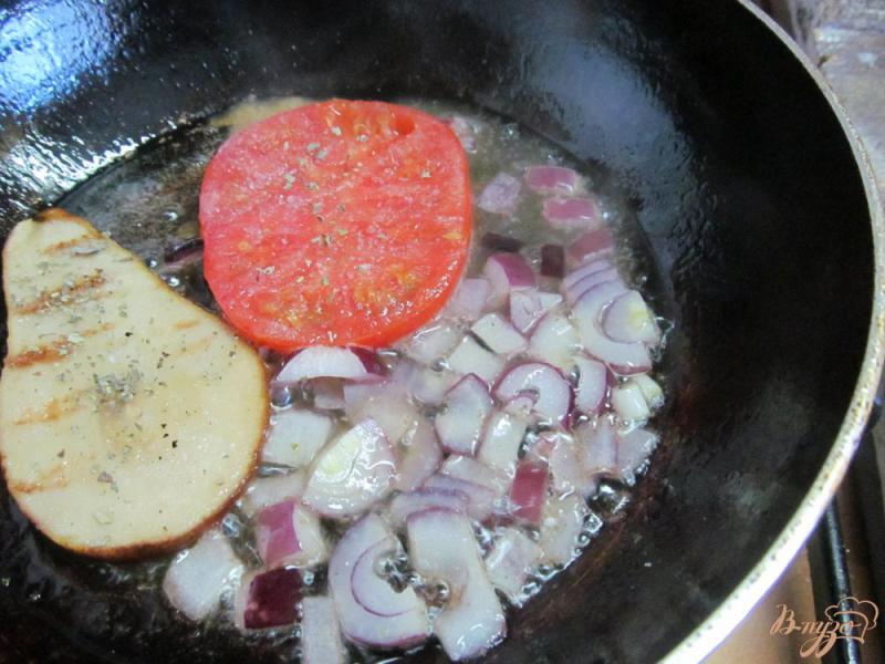 Фото приготовление рецепта: Сэндвич с котлетой помидором и грушей шаг №3