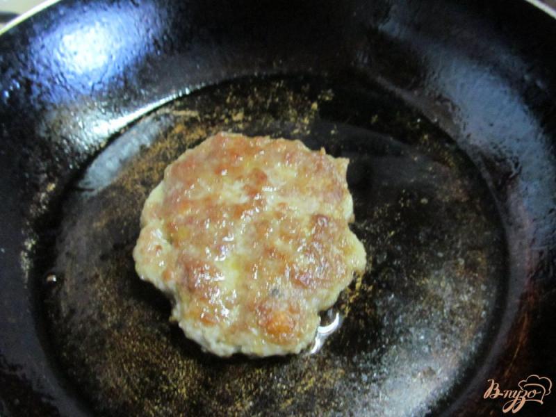 Фото приготовление рецепта: Сэндвич с котлетой помидором и грушей шаг №2