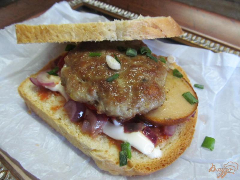 Фото приготовление рецепта: Сэндвич с котлетой помидором и грушей шаг №7