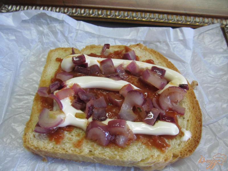 Фото приготовление рецепта: Сэндвич с котлетой помидором и грушей шаг №5