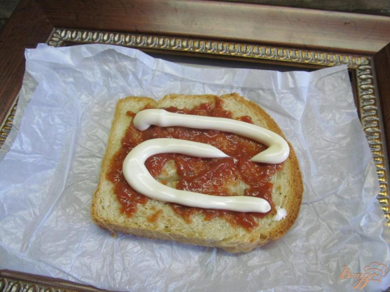 Фото приготовление рецепта: Сэндвич с котлетой помидором и грушей шаг №4