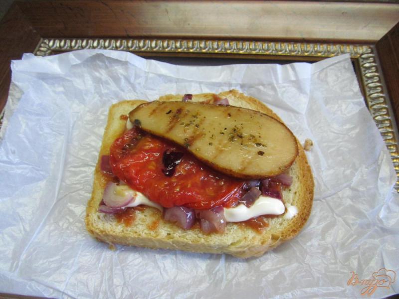 Фото приготовление рецепта: Сэндвич с котлетой помидором и грушей шаг №6
