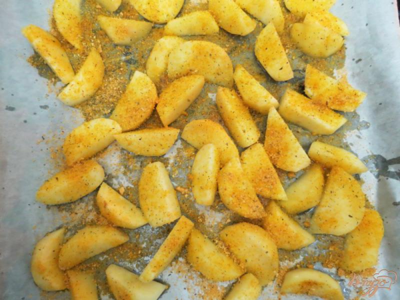 Фото приготовление рецепта: Хрустящие картофельные дольки шаг №6