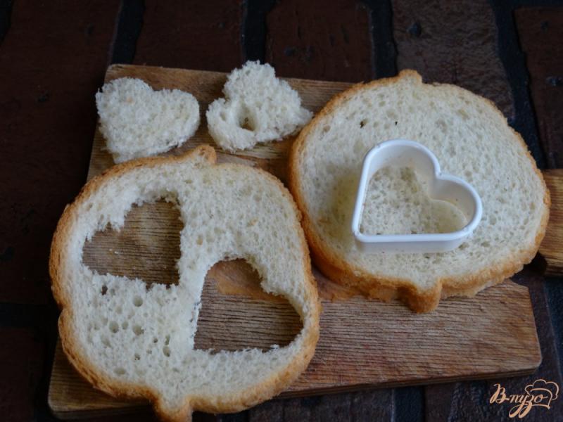 Фото приготовление рецепта: Сандвич на завтрак ко дню всех влюбленных шаг №3