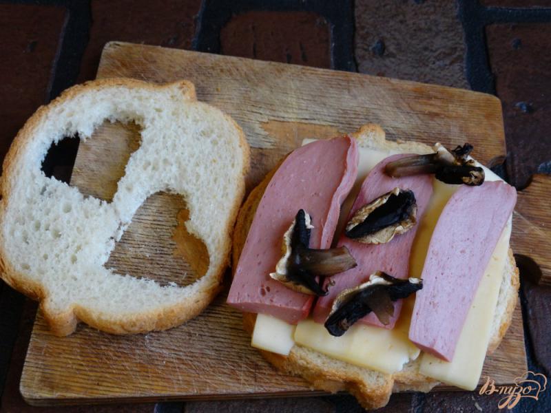 Фото приготовление рецепта: Сандвич на завтрак ко дню всех влюбленных шаг №6
